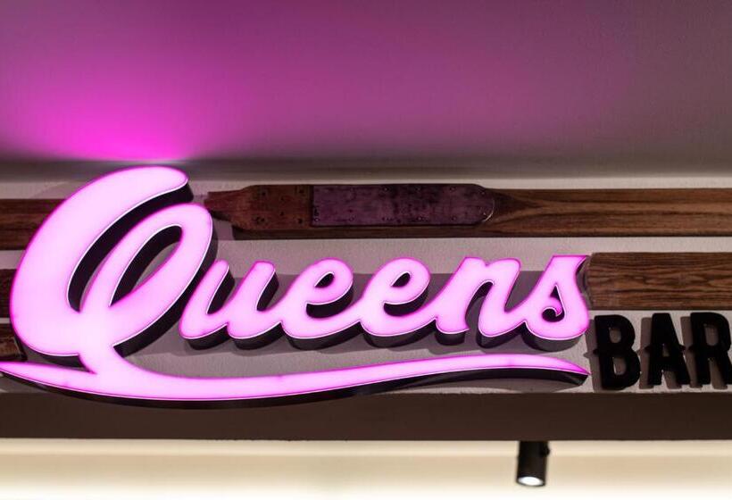 Roomie Alps Design Hostel