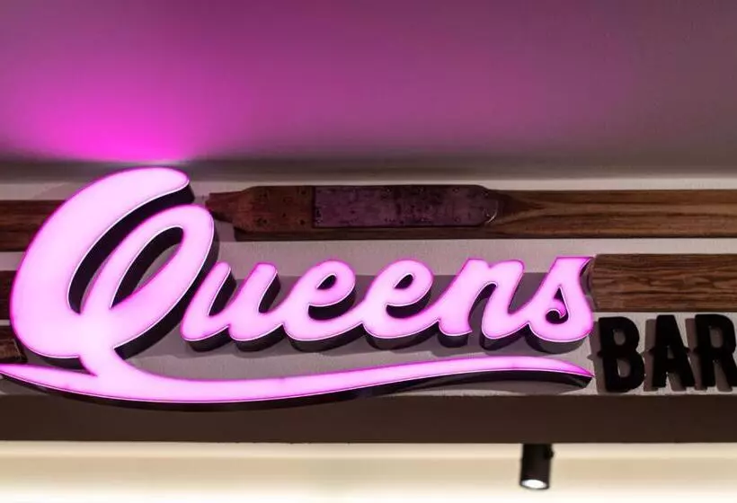 Roomie Alps Design Hostel