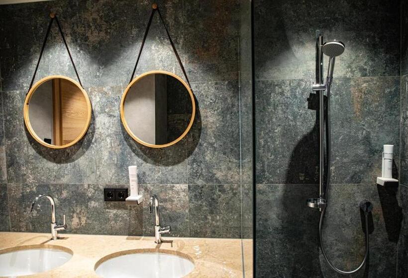 Roomie Alps Design Hostel