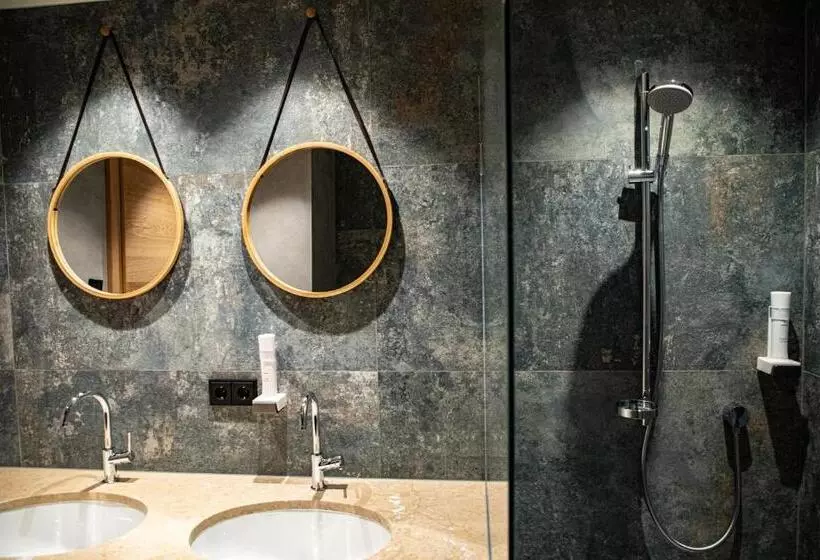 Roomie Alps Design Hostel