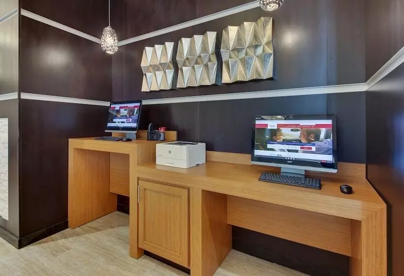 ホテル Drury Inn & Suites Cleveland Beachwood
