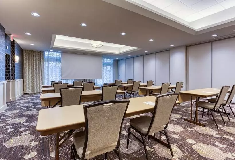 ホテル Drury Inn & Suites Cleveland Beachwood