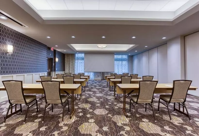 ホテル Drury Inn & Suites Cleveland Beachwood