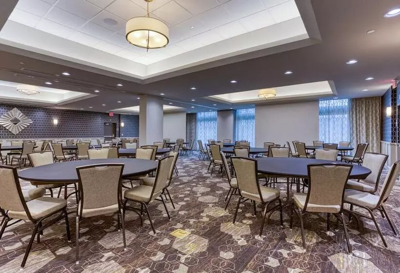 ホテル Drury Inn & Suites Cleveland Beachwood