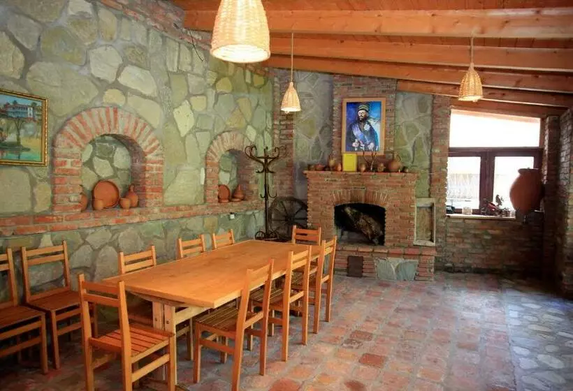 پانسیون Bucha`s Guest House & Wine Cellar