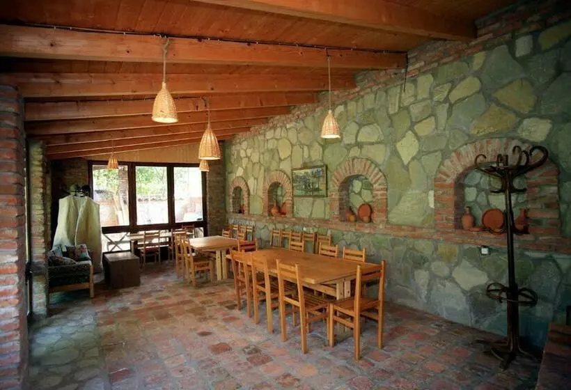 پانسیون Bucha`s Guest House & Wine Cellar