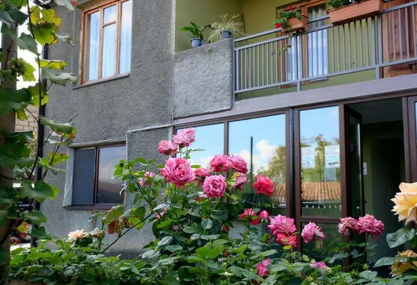 پانسیون Bucha`s Guest House & Wine Cellar