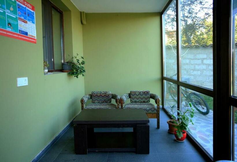 پانسیون Bucha`s Guest House & Wine Cellar