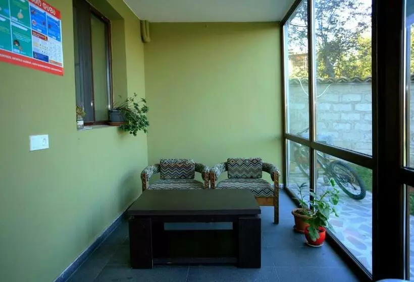 پانسیون Bucha`s Guest House & Wine Cellar