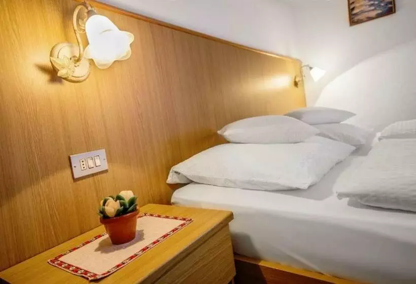 ペンション Garni Edera