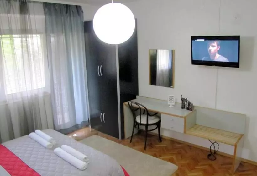 پانسیون The House Apartments & Guest Rooms