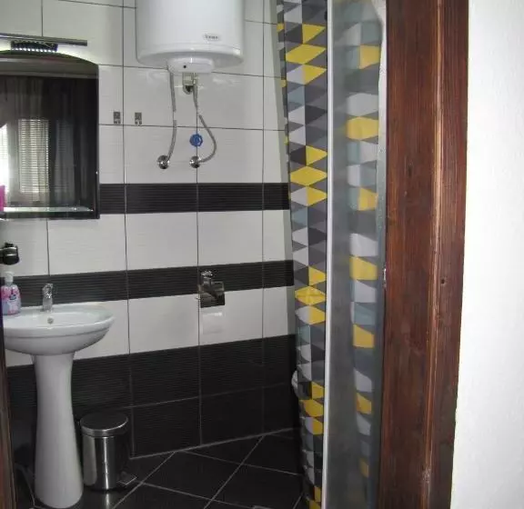 پانسیون The House Apartments & Guest Rooms