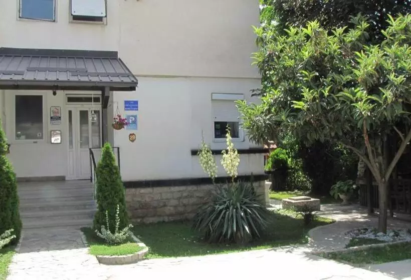پانسیون The House Apartments & Guest Rooms