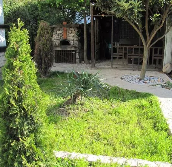 پانسیون The House Apartments & Guest Rooms