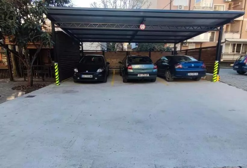 پانسیون The House Apartments & Guest Rooms