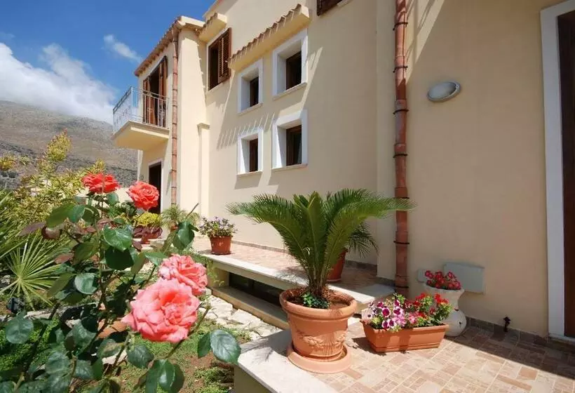 ベッドアンドブレックファースト Aurora Castelluzzo