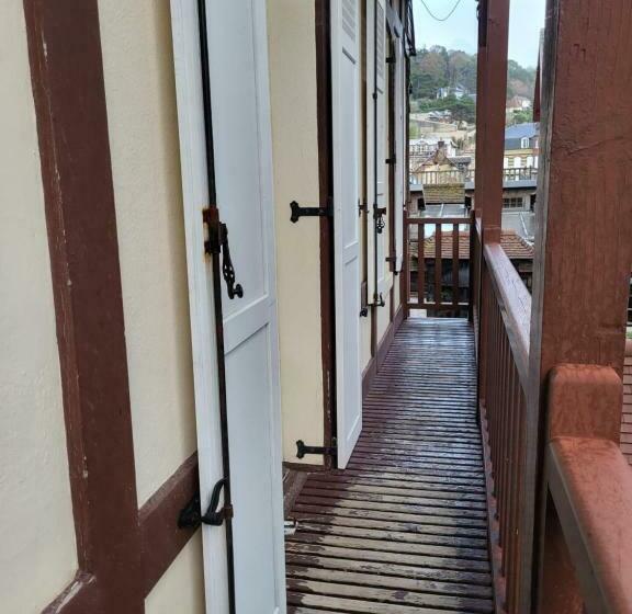 تختخواب و صبحانه Chambres D'hôtes La Petite Salamandre