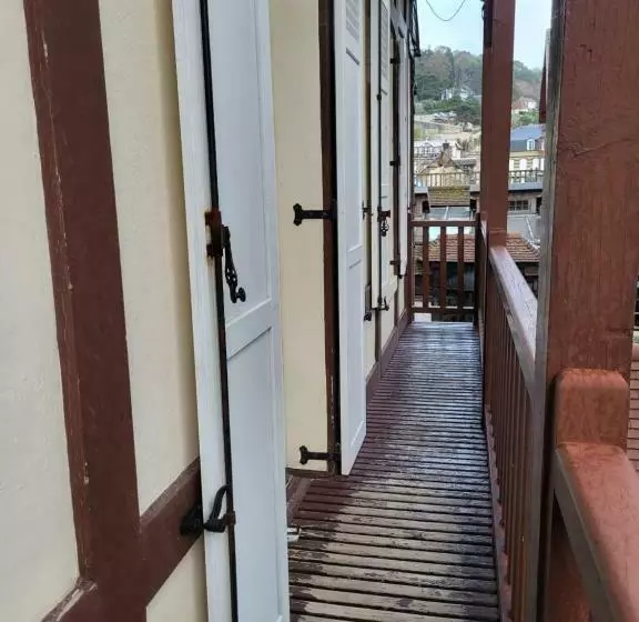 Aamiaismajoitus (B&B) Chambres D'hôtes La Petite Salamandre