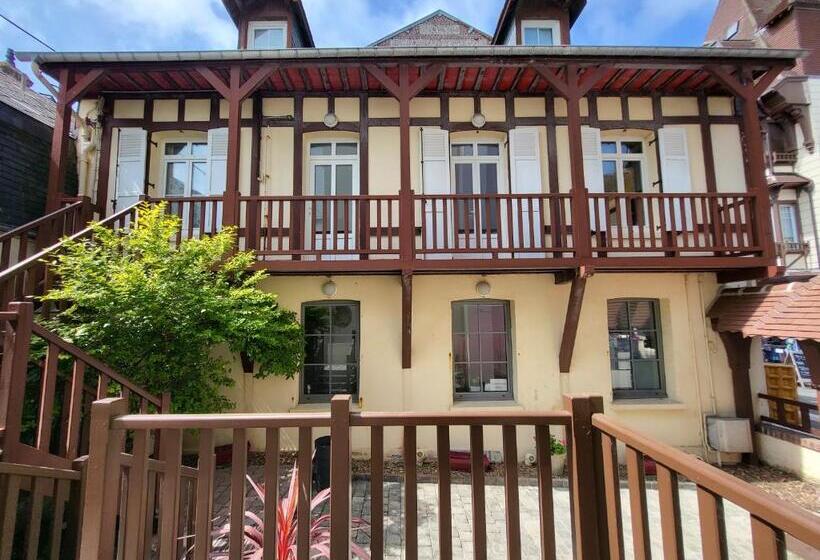 تختخواب و صبحانه Chambres D'hôtes La Petite Salamandre