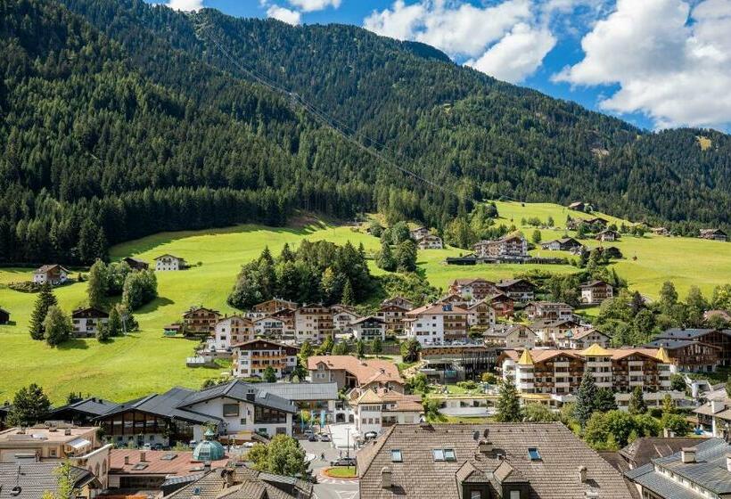 تختخواب و صبحانه Garni Rives