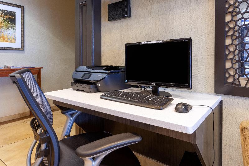 Отель Candlewood Suites West Springfield, An Ihg