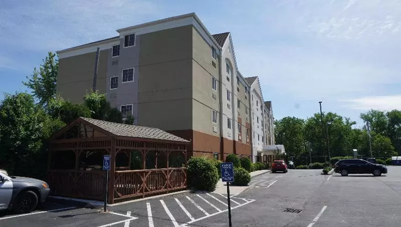 هتل Candlewood Suites West Springfield, An Ihg