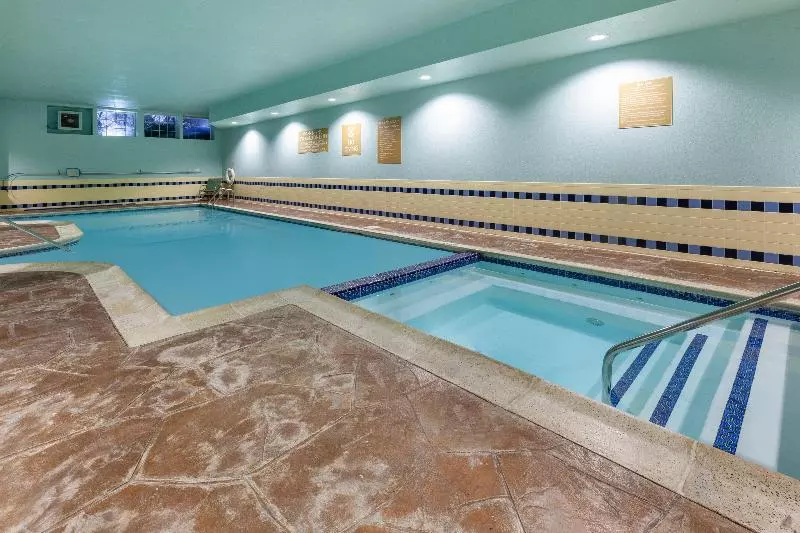 هتل Candlewood Suites West Springfield, An Ihg