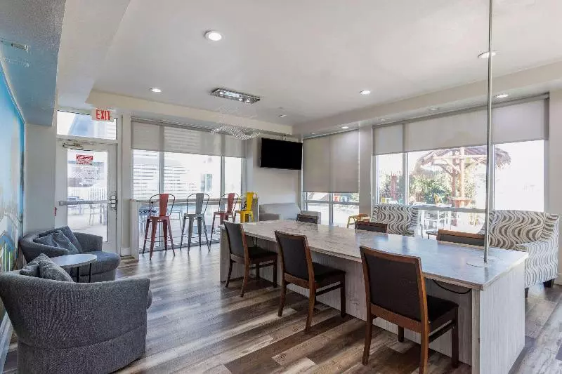 Hotel Clarion Pointe Galveston Seawall