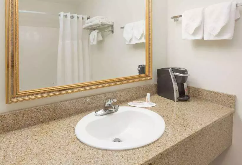 Отель Days Inn Biloxi Beach