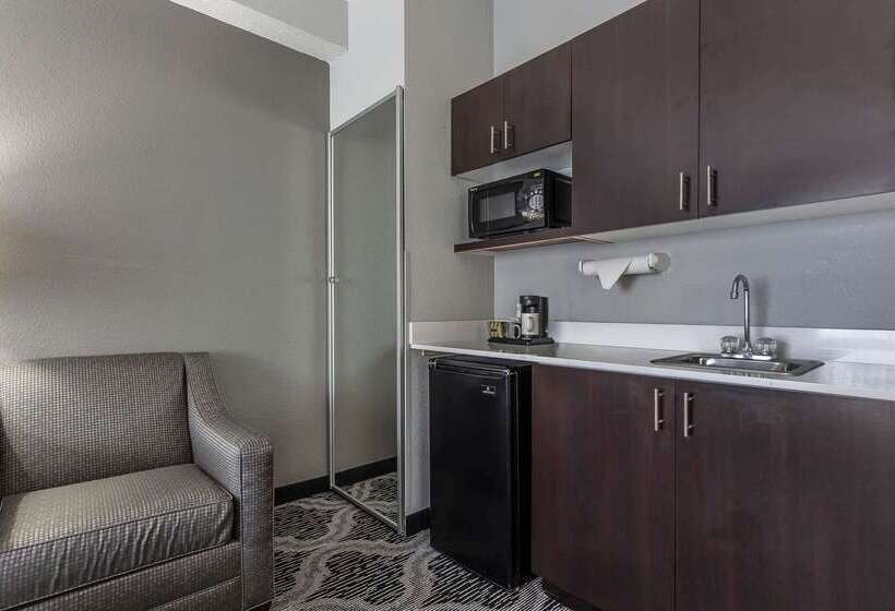 Отель Quality Suites Pineville  Charlotte