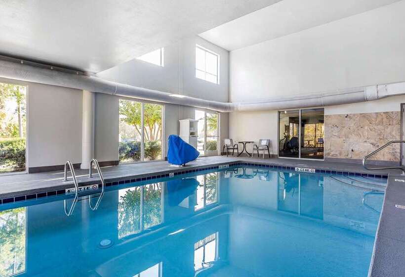 Отель Quality Suites Pineville  Charlotte