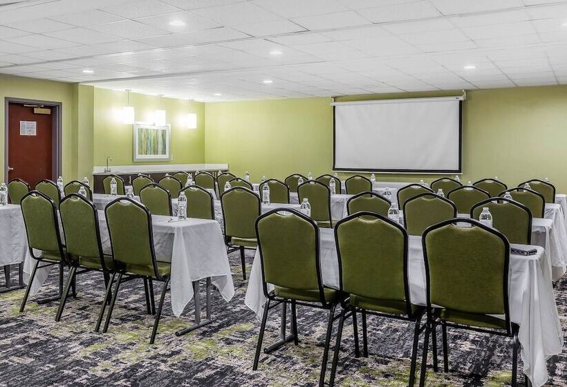 Отель Quality Suites Pineville  Charlotte