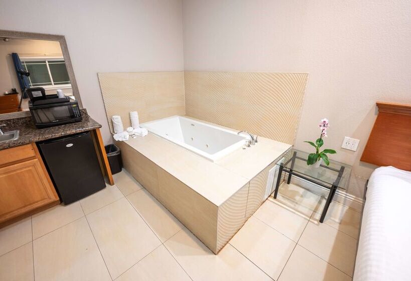 בית מלון כפרי Ramada By Wyndham Redondo Beach