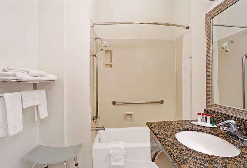 בית מלון כפרי Ramada By Wyndham Redondo Beach