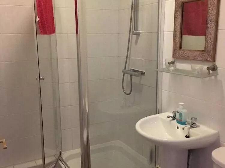 簡易ホテル The Sportsman Whitworth