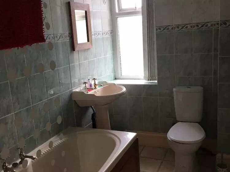 簡易ホテル The Sportsman Whitworth