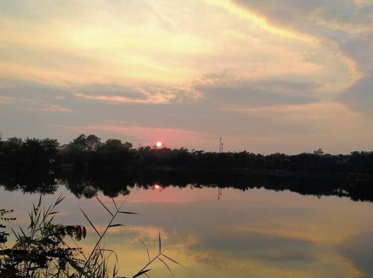 בית מלון כפרי Chum Phae Lagoon Resort