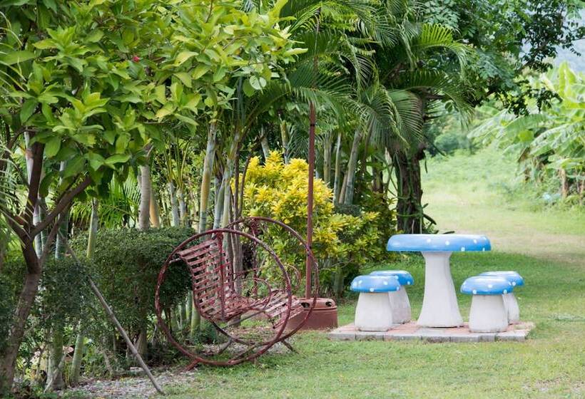 בית מלון כפרי Chum Phae Lagoon Resort