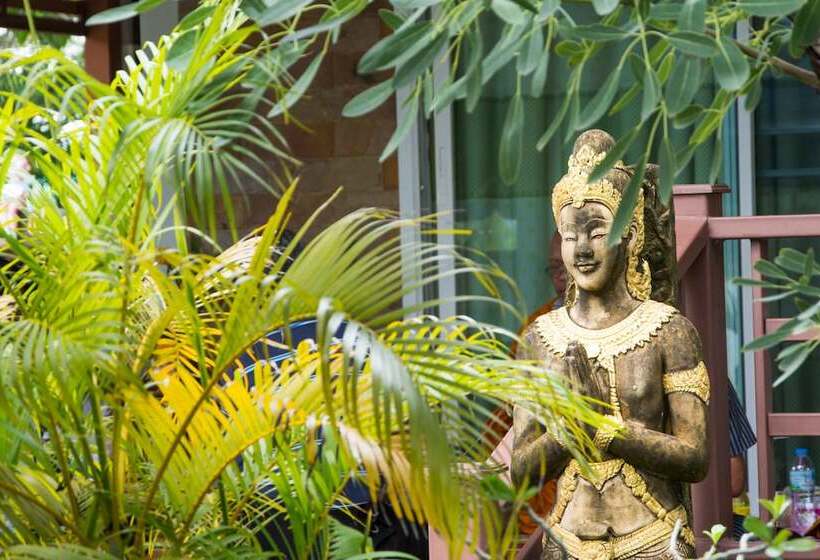 בית מלון כפרי Chum Phae Lagoon Resort