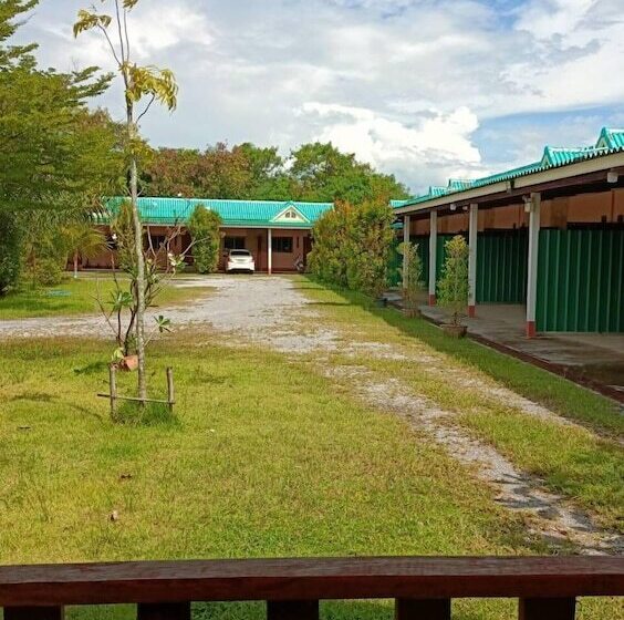 בית מלון כפרי Chum Phae Lagoon Resort