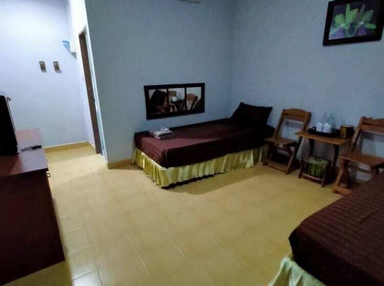 בית מלון כפרי Chum Phae Lagoon Resort