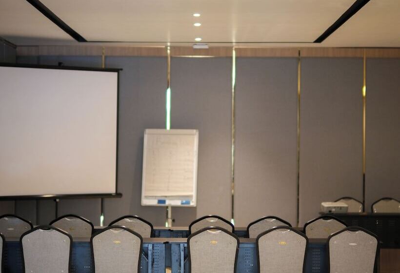 Facade Hotel By Azana