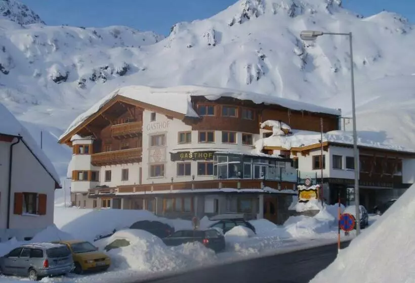 Hotelli Gasthof Valluga