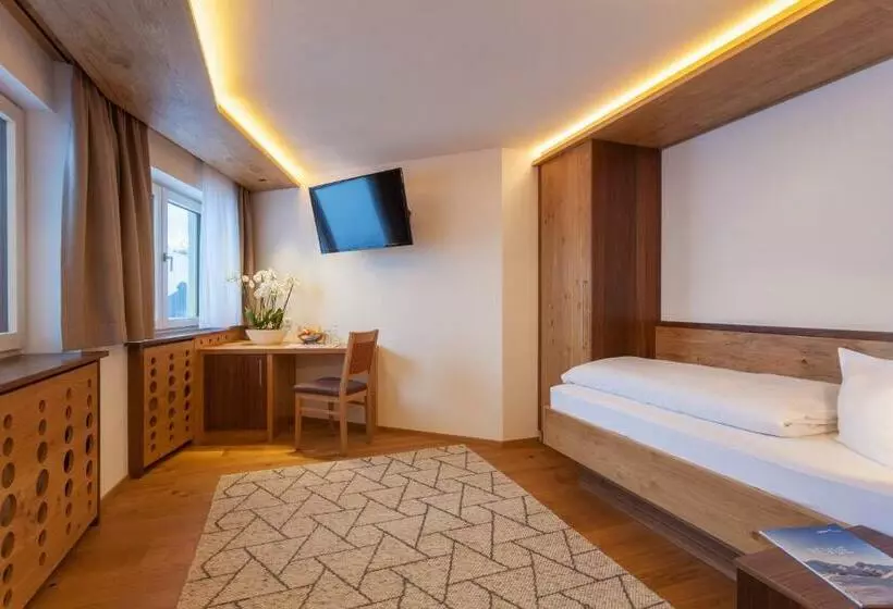 Hotelli Gasthof Valluga