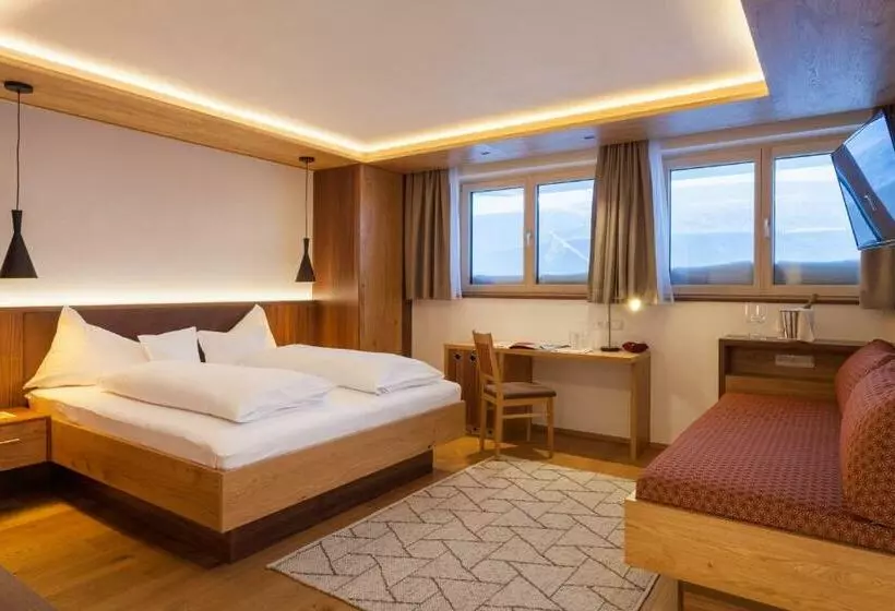 Hotelli Gasthof Valluga