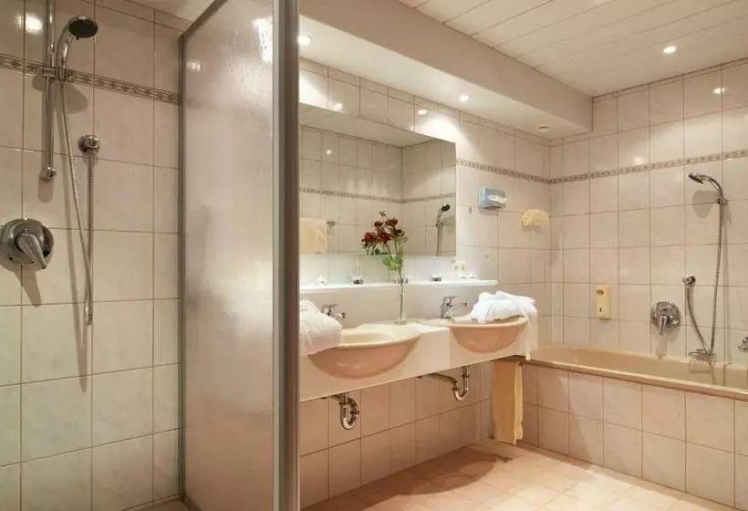 Hotelli Gasthof Valluga