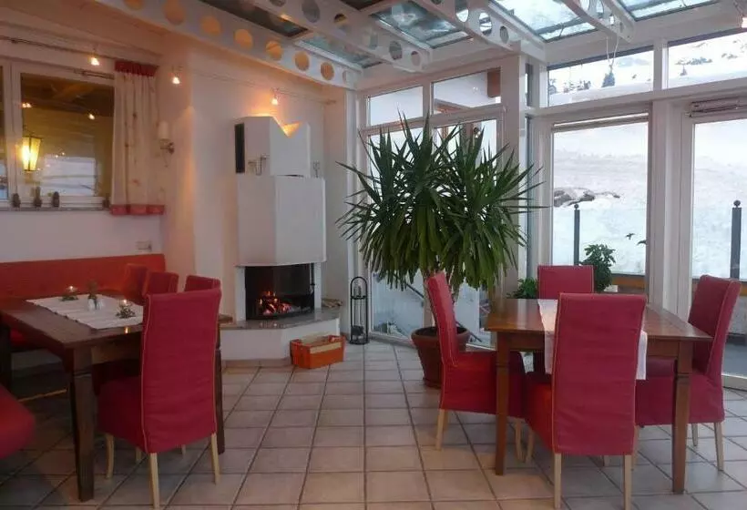 Hotelli Gasthof Valluga