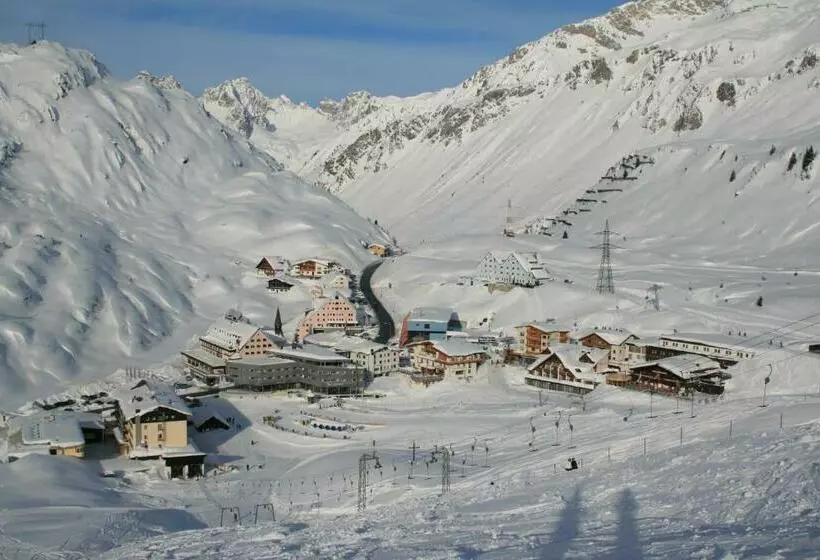 Hotelli Gasthof Valluga