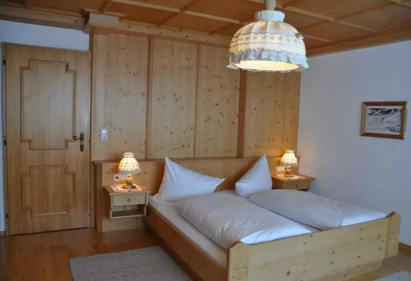 Hotelli Gasthof Valluga