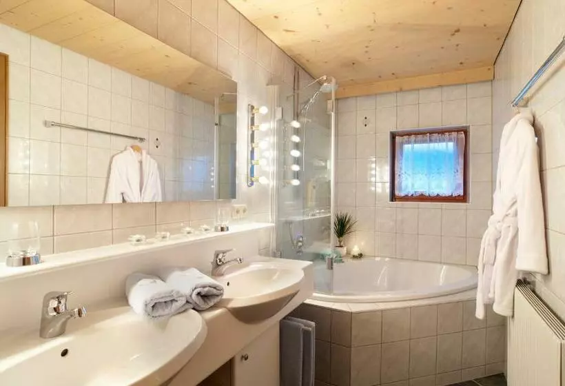 Hotelli Gasthof Valluga